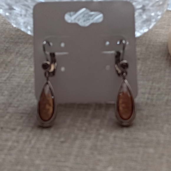 Vintage Gold Tone Tear Drop Dangle Earrings - Picture 7 of 8